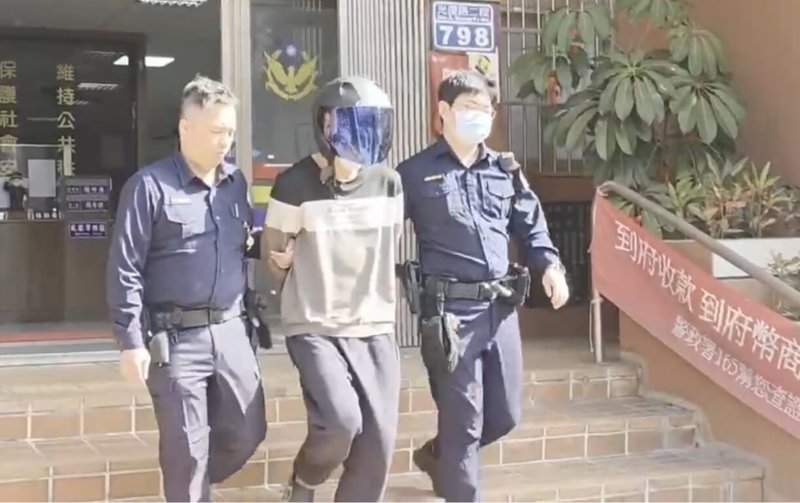 竹市警日前遭拒檢車輛衝撞受傷案，新竹市警察局第2分局7日表示，已循線逮捕涉案吳姓男子（中）到案，訊後依法移送檢方偵辦。（讀者提供）中央社記者郭宣彣傳真　115年3月7日