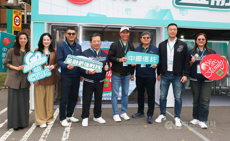 中信金控7日參與台灣大學校園徵才博覽，中信金控人資長卓長興（左4）、台灣人壽總經理莊中慶（右4）等人出席，前進校園招幕人才。中央社記者謝佳璋攝 115年3月7日