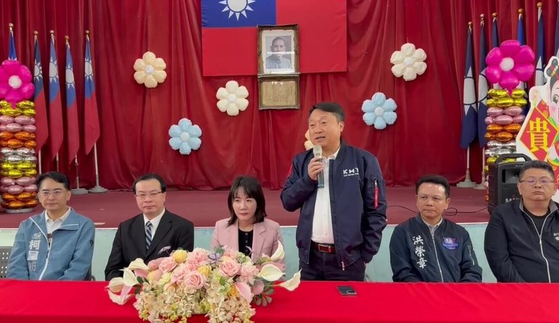 中國國民黨彰化縣黨部7日新春團拜，國民黨副秘書長李哲華（右3）、國民黨籍立法委員謝衣鳯（左3）、彰化縣工商發展投資策進會總幹事洪榮章（右2）與彰化縣政府參議柯呈枋（左）等出席。（彰化縣黨部提供）中央社記者蕭博陽彰化縣傳真　115年3月7日