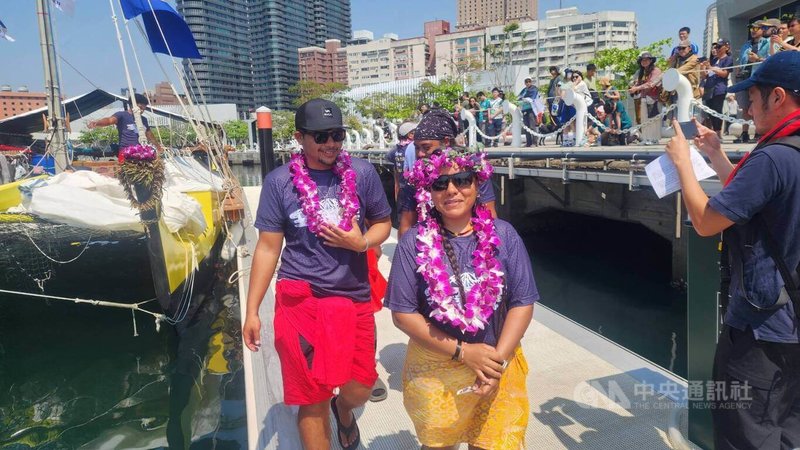 帛琉傳統遠洋航海帆船「無私分享號」7日駛入首站台灣高雄港，海委會特別舉辦迎船儀式歡迎，14名航行成員戴著花圈開心上岸。中央社記者洪學廣攝　115年3月7日