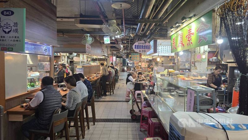 基隆市仁愛市場2樓美食攤位因冷氣設備30多年未更新，夏日酷熱難耐。基隆市政府7日表示，16日起將汰換空調設備，期間2樓攤位需停業2個月。圖為日前民眾於仁愛市場2樓美食區用餐畫面。中央社記者沈如峰基隆攝　115年3月7日