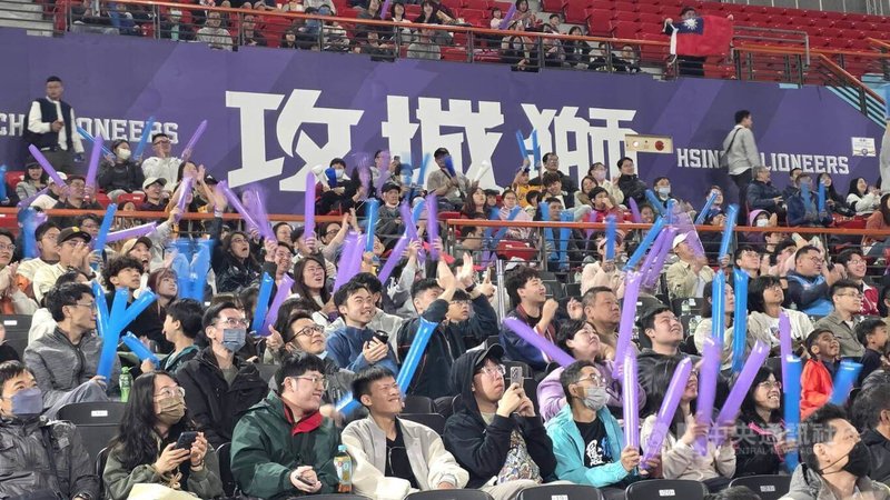 新竹縣政府7日在縣立體育館舉辦世界棒球經典賽台灣隊賽事直播，吸引不少民眾到場觀賽，現場民眾在啦啦隊帶動下齊聲應援、揮舞加油棒，氣氛熱烈。中央社記者郭宣彣攝　115年3月7日