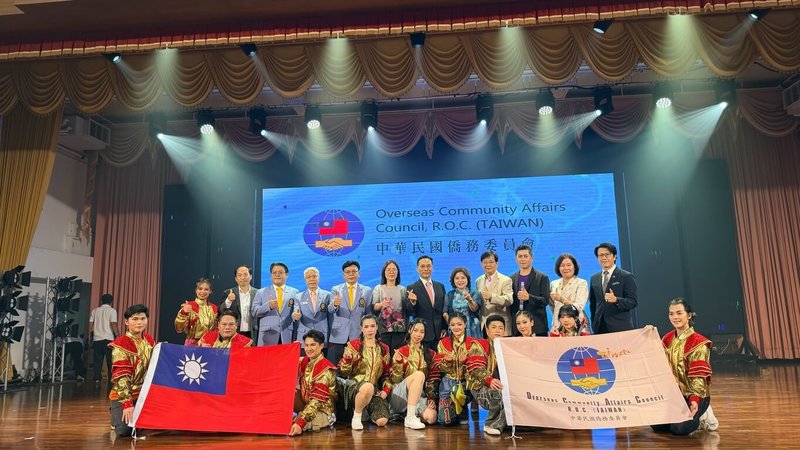 僑委會文化訪問團7日在曼谷演出，吸引數百名台僑與台商參與，駐泰代表藍夏禮（後排右6）致詞時，特別向辛苦籌備活動的主辦方泰國台灣會館及泰國台商總會籌備團隊致敬。（駐泰代表處提供）中央社記者李宗憲曼谷傳真 115年3月7日