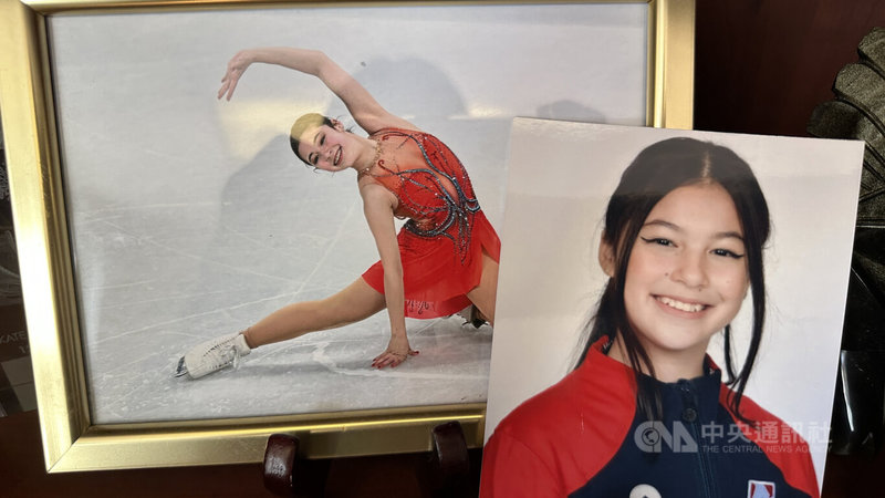 劉俊的律師事務所內，牆壁和書櫃上佈滿美國華裔花滑選手劉美賢從小到大比賽奪牌的報導和照片。中央社記者張欣瑜加州奧克蘭攝　115年3月7日