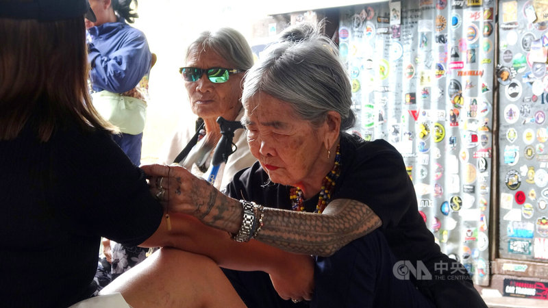 菲律賓國寶級原住民紋身藝術家舫歐（Apo Whang-Od），據信已高齡109歲。圖為舫歐4日在部落為訪客紋身。中央社記者林行健卡林加省攝　115年3月7日