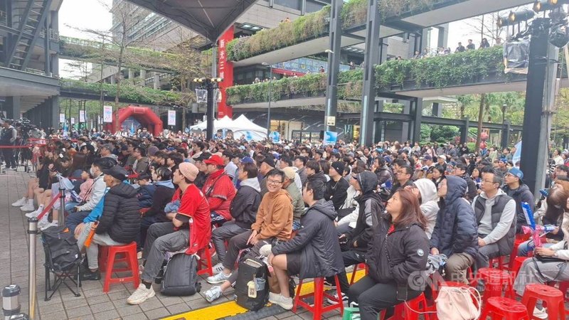 世界棒球經典賽（WBC）台灣隊7日對上捷克隊，台北市政府在信義香堤廣場舉辦直播派對，現場擺放800張椅子幾乎座無虛席。中央社記者陳昱婷攝 115年3月7日