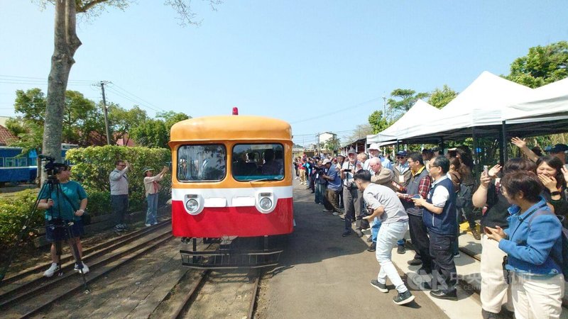 台糖80週年台英共鳴交流慶典，7日在嘉義蒜頭糖廠蔗埕文化園區舉行，台糖技師團隊精心修復的252巡道車緩緩駛出，沿著蒜頭糖廠鐵道徐徐前行掀起活動高潮。中央社記者蔡智明攝　115年3月7日