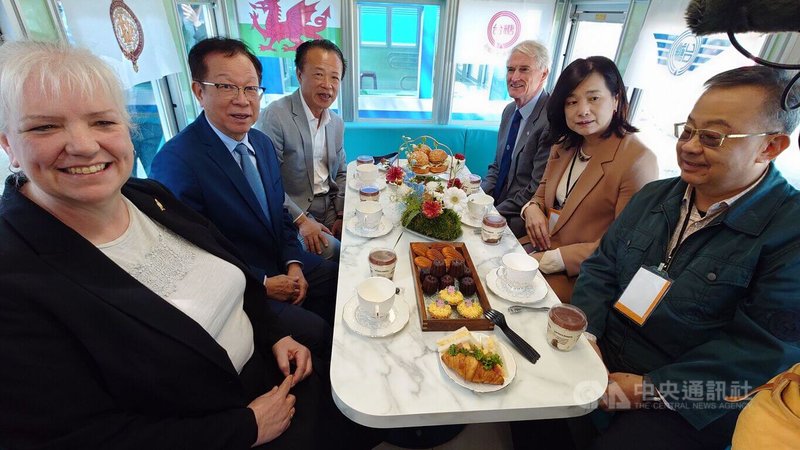 台糖7日在嘉義蒜頭糖廠蔗埕文化園區舉行80週年台英共鳴交流慶典，推出「藍皮復古餐車特展」，規劃台英風味下午茶，行銷推廣台糖五分車園區觀光。右2為觀光署長陳玉秀、左2為台糖董事長吳明昌、左3為嘉義縣長翁章梁。中央社記者蔡智明攝　115年3月7日