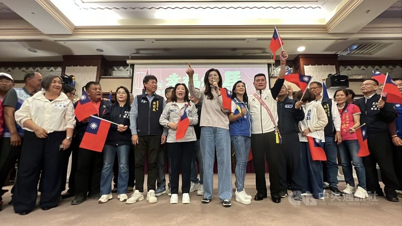 國民黨主席鄭麗文（中）7日到台東參與台東縣黨部新春團拜，她表示，包括花蓮、台東等多縣市長都是女性，近年台灣政治舞台「女力崛起」。中央社記者盧太城台東攝　115年3月7日