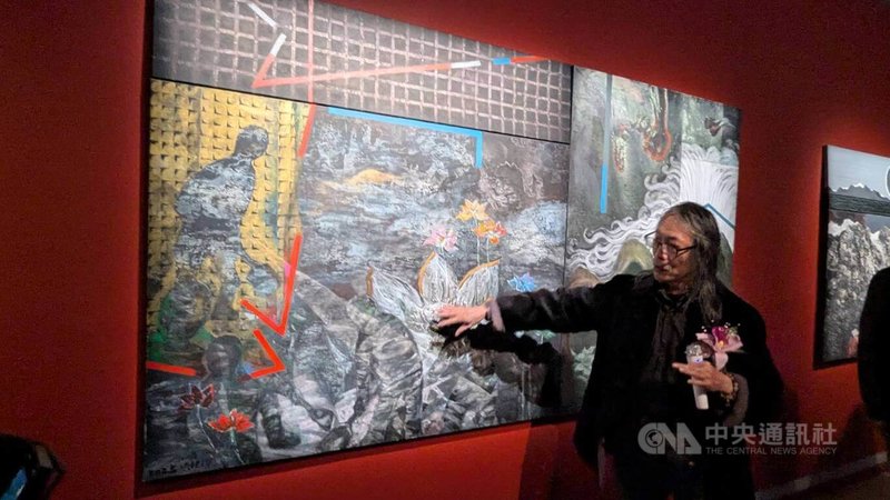 「立命．玄武　洪根深八十水墨創作展」7日在創價美術館至善館舉辦開幕活動，藝術家洪根深（圖）親自為眾人導覽，解說作品理念。中央社記者王寶兒攝　115年3月7日