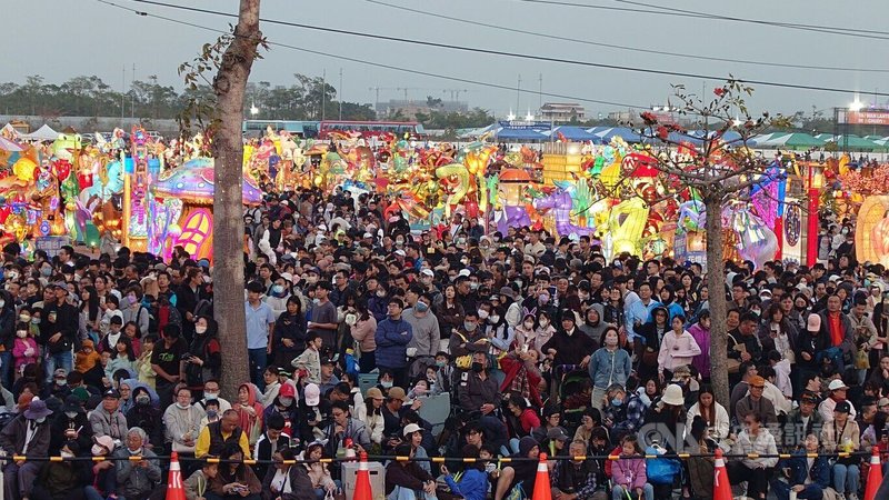 2026台灣燈會在嘉義，7日晚間並舉辦TEAM TAIWAN大遊行，現場湧入爆量人潮、萬頭攢動，粗估同時有10萬人擠在燈會現場。中央社記者蔡智明攝　115年3月7日