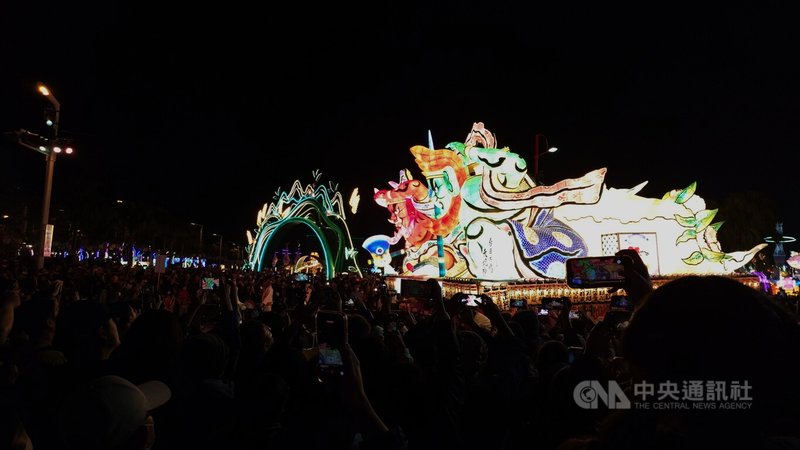 2026台灣燈會7日晚間舉辦「TEAM TAIWAN大遊行」，遊客見到壓軸的「青森睡魔」時驚呼連連，歡呼聲此起彼落。中央社記者蔡智明攝　115年3月7日