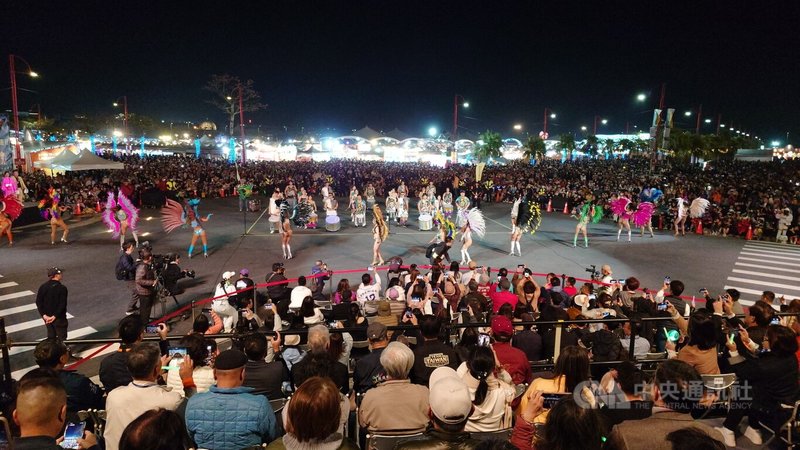 2026台灣燈會7日晚間舉辦「TEAM TAIWAN大遊行」，湧入爆量遊客共襄盛舉，跟著超過30組、破千人的表演團隊一起歡度熱情之夜。中央社記者蔡智明攝　115年3月7日
