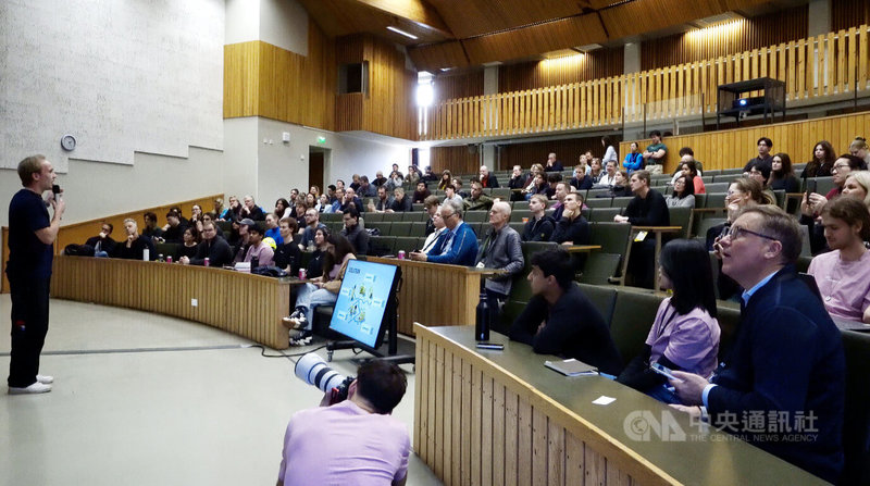 台上的講者正向聽眾與投資人介紹其商業模型。中央社記者巫祈麟赫爾辛基攝 115年3月7日