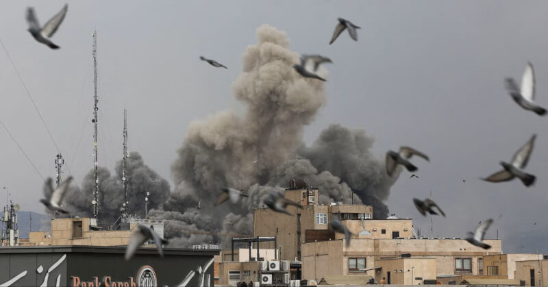 伊朗首都德黑蘭2日遭空襲後冒出濃煙。（WANA（West Asia News Agency）via 路透社）