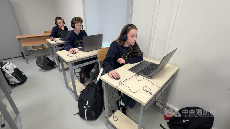 立陶宛格迪米納斯中學是第一所引進SmartClass語言學習系統的學校，學生可以對著電腦練習說英文句子，由AI協助判斷準確度。中央社記者游堯茹維爾紐斯攝 115年3月7日