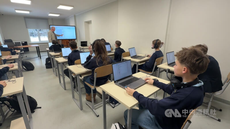 立陶宛格迪米納斯中學使用的英文學習AI工具就像是為每位學生配置一名「教學助理」，每個學生在課堂上都有開口練習說英文的機會，老師授課變得比較輕鬆，學生也因為有趣而更喜歡學習。中央社記者游堯茹維爾紐斯攝 115年3月7日