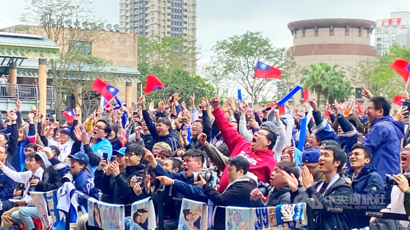 新北市市民廣場舉行的直播應援派對湧入大批熱情球迷，台灣隊陸續得分時，全場嗨翻天。中央社記者黃旭昇攝　115年3月7日