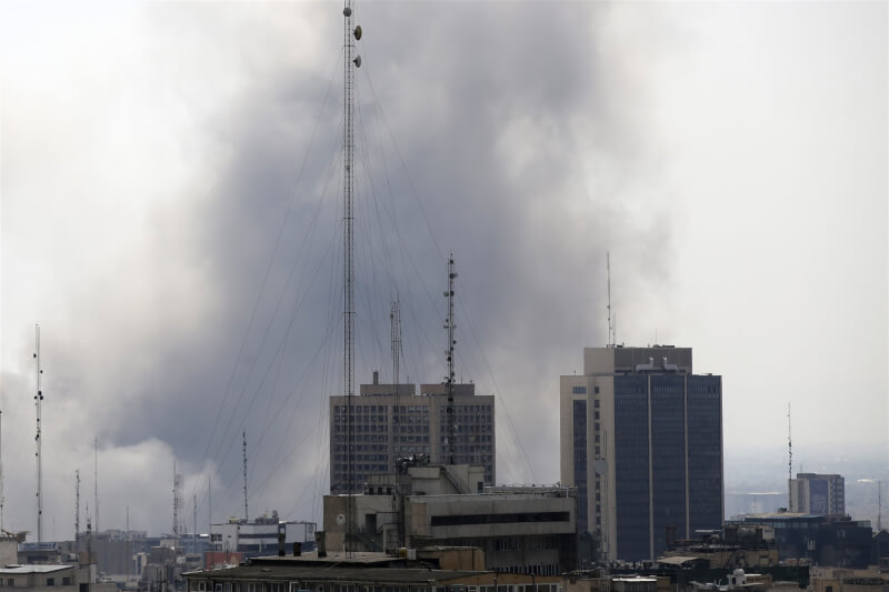 以色列7日宣布對伊朗發動新一波攻擊，伊朗首都德黑蘭發生爆炸。（安納杜魯新聞社）