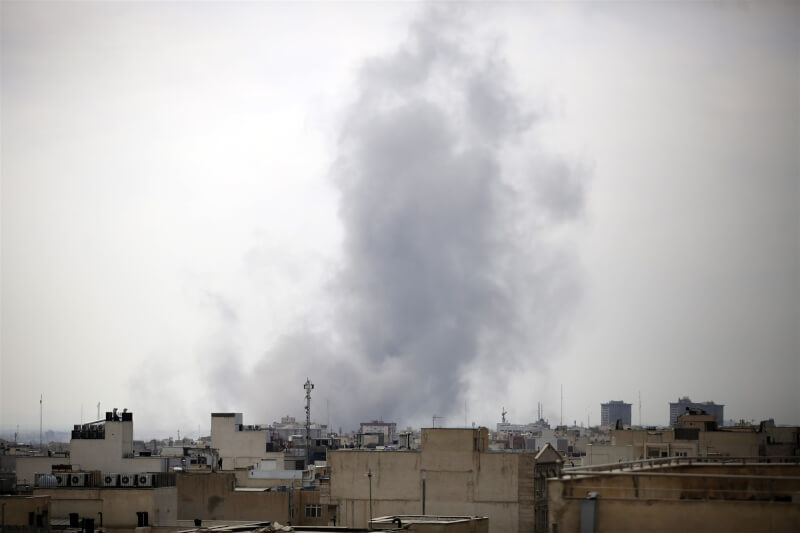 以色列7日宣布對伊朗發動新一波攻擊，伊朗首都德黑蘭發生爆炸。（安納杜魯新聞社）