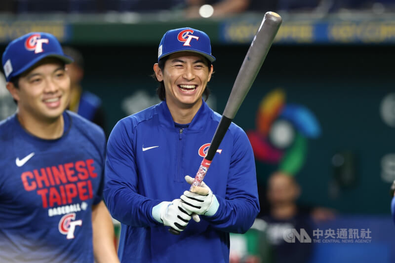 賽前練球台灣隊長陳傑憲（右）帶傷練打，ㄧ度把球轟上看台，讓球迷驚呼。中央社記者王騰毅東京攝  115年3月7日