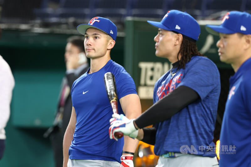台美混血好手費柴德（Stuart Fairchild）（左1）6日在經典賽5局下敲出界外全壘打、展現力量，費柴德坦言當下覺得是全壘打，雖然沒能改判，但感覺整體狀況有提升，7日對戰捷克擔任指定打擊、專心打擊。中央社記者王騰毅東京攝  115年3月7日