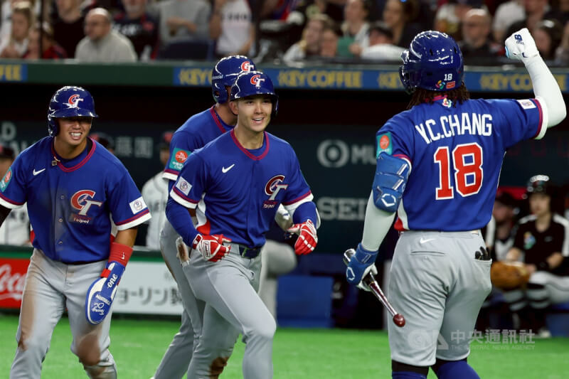 世界棒球經典賽（WBC）台捷之戰7日在日本東京巨蛋登場，2局上，台美混血好手費柴德（Stuart Fairchild）（中）擊出一發滿貫砲，率隊擴大領先優勢。中央社記者王騰毅攝　115年3月7日