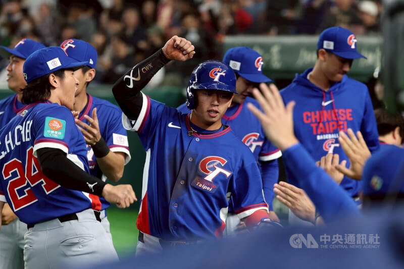 世界棒球經典賽（WBC）台捷大戰7日登場，1局上，台灣隊鄭宗哲（中）盜壘成功，跑回第1分，領先捷克。中央社記者王騰毅攝　115年3月7日