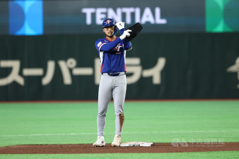 世界棒球經典賽（WBC）7日在日本東京巨蛋進行台捷之戰，台灣隊林家正（圖）5局敲出二壘安打，上壘後比出慶祝手勢。中央社記者王騰毅東京攝　115年3月7日
