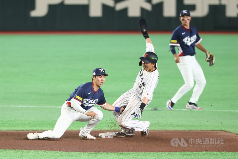 日本隊源田壯亮（前右）4局下半發動盜壘遭刺殺。中央社記者王騰毅東京攝　115年3月7日