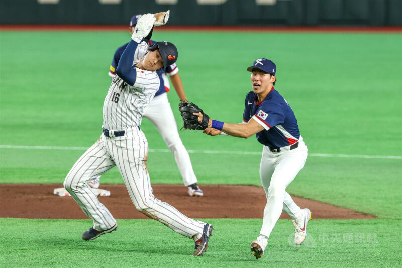 韓國隊金慧成（右）比賽中接到滾地球欲觸殺日本隊跑者大谷翔平（左），大谷翔平轉身閃躲但最終仍遭判出局。中央社記者王騰毅東京攝　115年3月7日