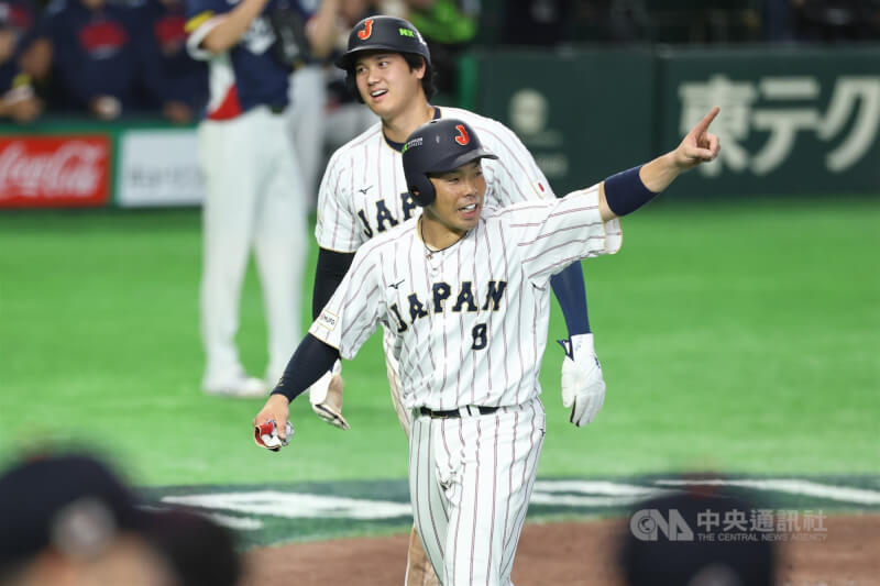 日本隊吉田正尚7局敲關鍵安打，成功送回壘上隊友近藤健介（前）與大谷翔平（後），助日本終場以8比6取得預賽2連勝。中央社記者王騰毅東京攝　115年3月7日