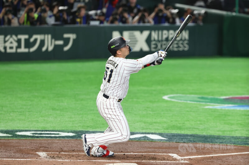 日本隊鈴木誠也（圖）1局下半頂住3分落後壓力，成功開轟，助日本隊追回2分。中央社記者王騰毅東京攝　115年3月7日