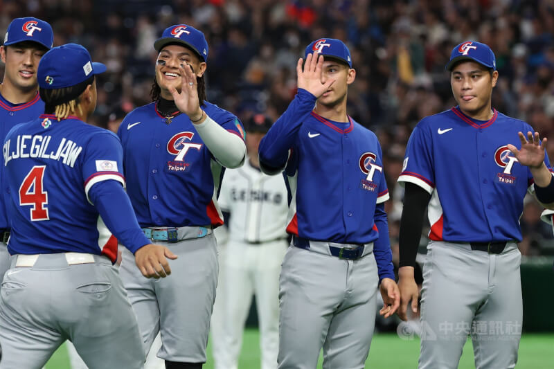 經典賽C組預賽台灣隊第三戰7日在日本東京巨蛋與捷克隊交手，賽前儀式台灣隊球員張育成（2排左2）等人在場上擊掌互相打氣。中央社記者王騰毅東京攝  115年3月7日