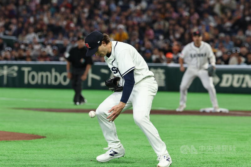 捷克隊諾瓦克（Jan Novak）首局處理短打球發生漏球。中央社記者王騰毅東京攝 115年3月7日