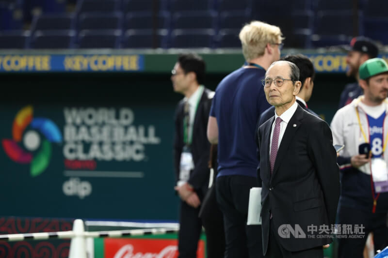 賽前練習時間，軟銀鷹隊球團會長王貞治（前）在場邊觀看。中央社記者王騰毅東京攝  115年3月7日