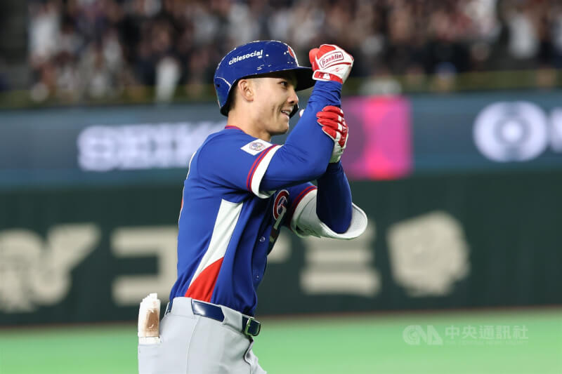 世界棒球經典賽（WBC）C組預賽持續進行，台灣隊7日在日本東京巨蛋與捷克隊交手，台美混血好手費柴德（Stuart Fairchild）2局轟出滿貫砲，他繞壘時比出手勢慶祝。中央社記者王騰毅東京攝　115年3月7日