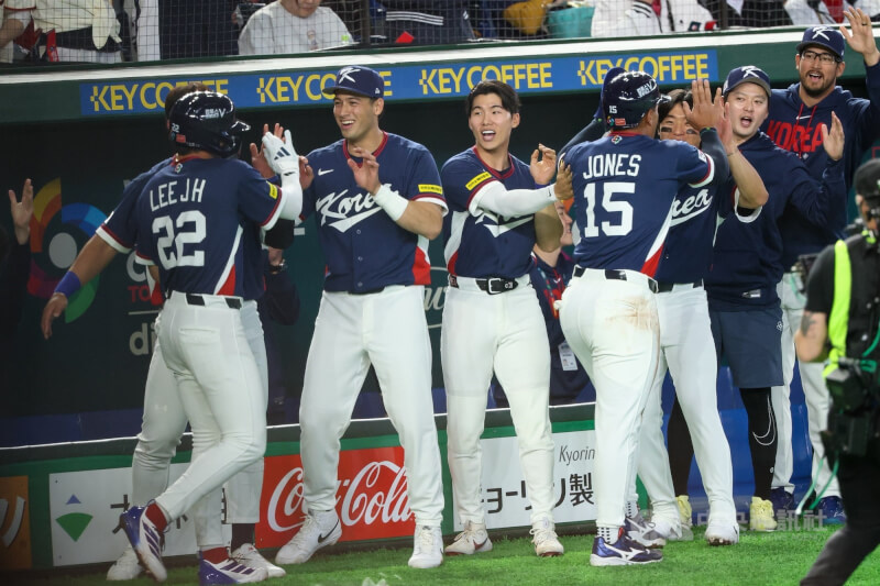 韓國隊1局上半就有攻勢，單局進帳3分，其中李政厚（前左）、瓊斯（Jahmai Jones）（前右背對者）靠著隊友安打推進，雙雙回到本壘得分。中央社記者王騰毅東京攝　115年3月7日