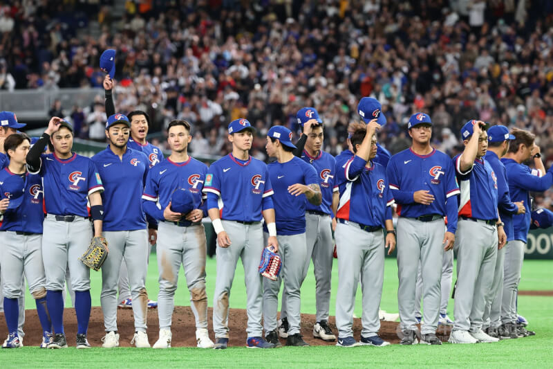 台灣隊以14比0扣倒對手，隊員們在場中向球迷致意。中央社記者王騰毅東京攝 115年3月7日