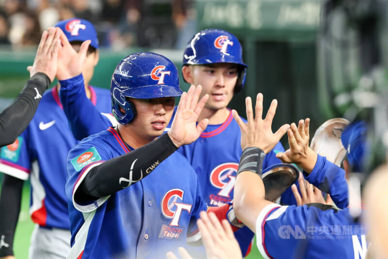 台灣隊張育成在4局敲出中外野方向2分打點安打，鄭宗哲（前）、費柴德（Stuart Fairchild）（右）回到本壘後與隊友擊掌慶祝。中央社記者王騰毅東京攝　115年3月7日
