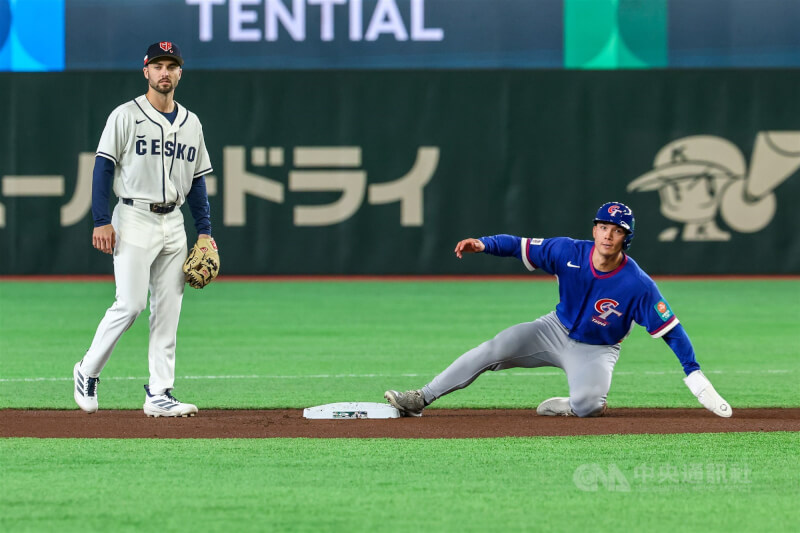 世界棒球經典賽（WBC）7日在日本東京巨蛋進行台捷之戰，台灣隊首局就發動雙盜壘，台美混血好手費柴德（Stuart Fairchild）（右）成功上壘。中央社記者王騰毅東京攝　115年3月7日