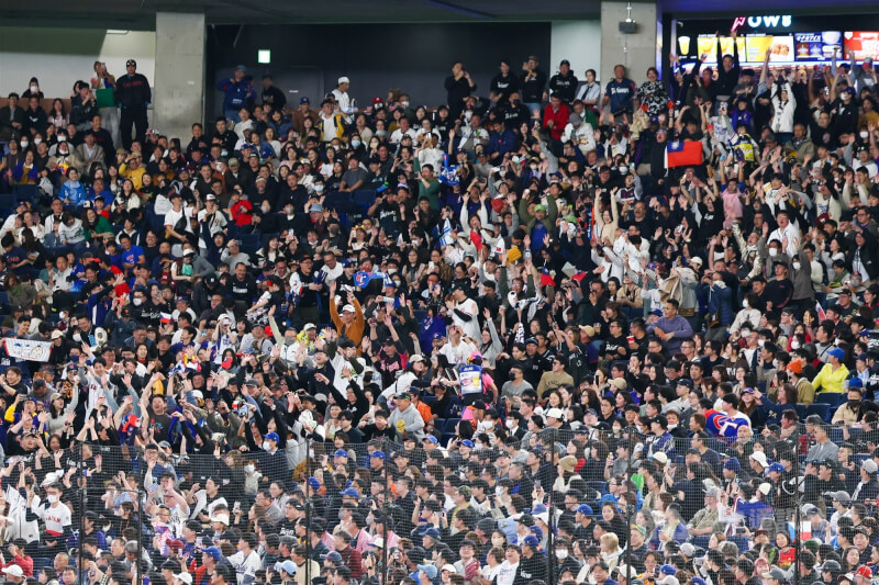 經典賽C組預賽台灣隊第三戰7日在日本東京巨蛋與捷克隊交手，台灣隊投打發揮大比分超前，球迷開心玩起波浪舞。中央社記者王騰毅東京攝 115年3月7日