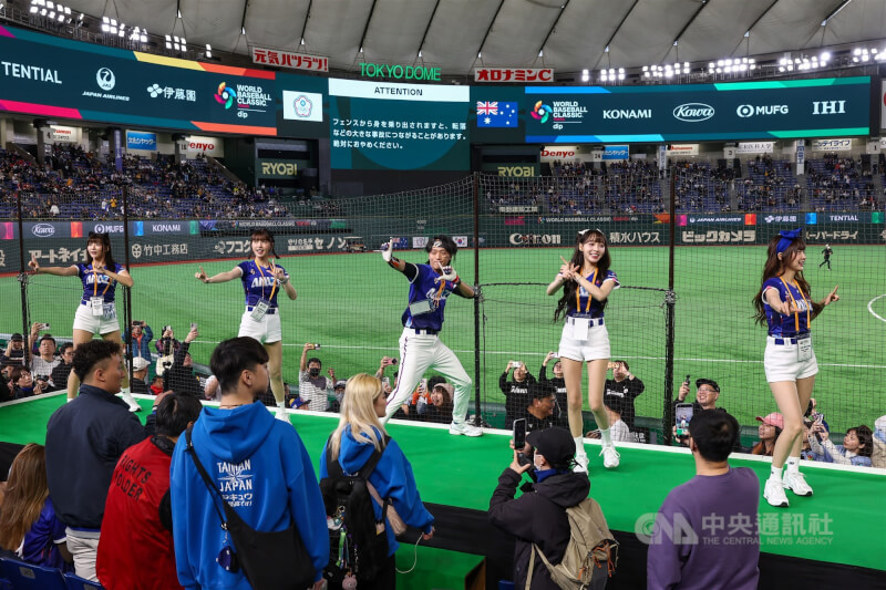 台灣隊在5日世界棒球經典賽（WBC）C組預賽迎戰澳洲隊。台灣啦啦隊入場預先與球迷練習加油應援口號。中央社記者王騰毅東京攝 115年3月5日