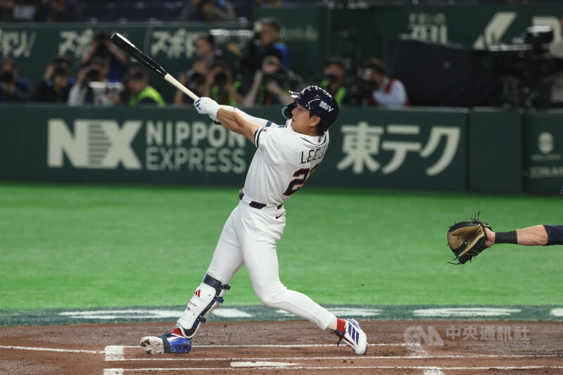 韓國隊長李政厚5日在東京巨蛋交手捷克首局敲安。（中央社檔案照片）