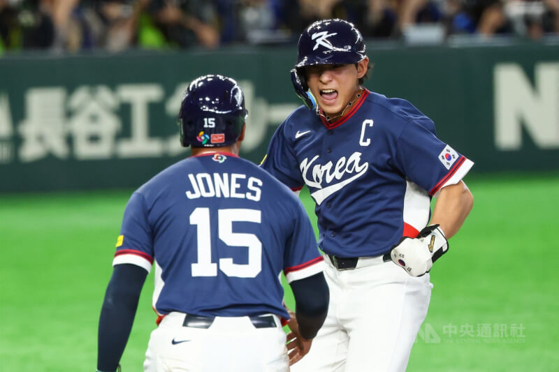 韓國隊1局上半就有攻勢，隊長李政厚（右）先敲安送回金倒永後，再靠隊友安打推進，與瓊斯（Jahmai Jones）（前）回到本壘得分，單局共進帳3分，中央社記者王騰毅東京攝　115年3月7日