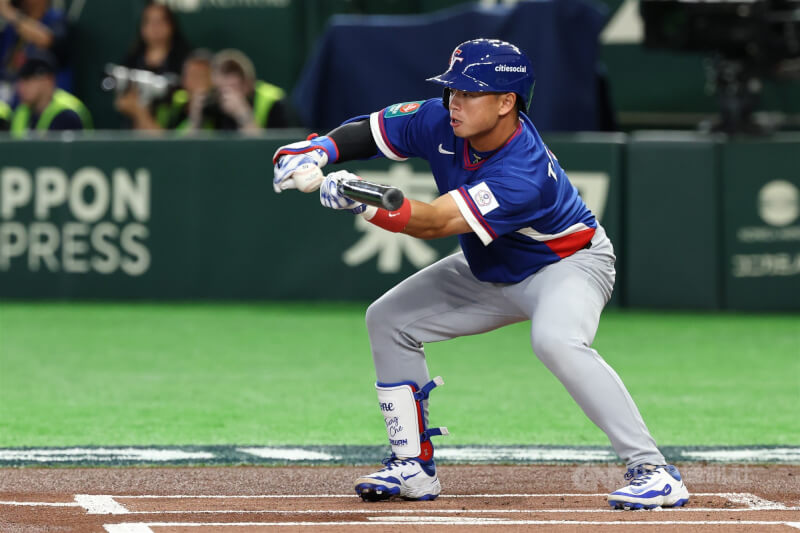 台灣隊鄭宗哲首局短打上壘開啟攻勢。中央社記者王騰毅東京攝 115年3月7日