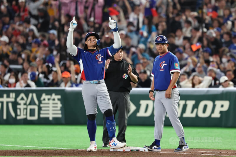 6局上，張育成（前左）敲出右外野平飛安打，帶有1分打點，助隊擴大領先。中央社記者王騰毅東京攝　115年3月7日