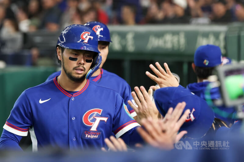 台灣隊林家正（前左）6局上成功回到本壘得分，與隊友擊掌慶祝。中央社記者王騰毅東京攝　115年3月7日