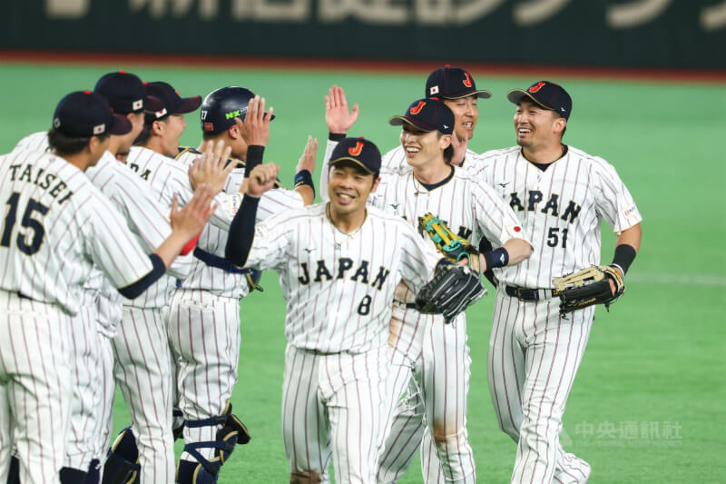 世界棒球經典賽（WBC）C組預賽7日晚間在東京巨蛋進行日韓大戰，日本隊在鈴木誠也（後右）單場雙響砲帶動下，終場以8比6拿下2連勝，球員開心擊掌慶祝。中央社記者王騰毅東京攝　115年3月7日