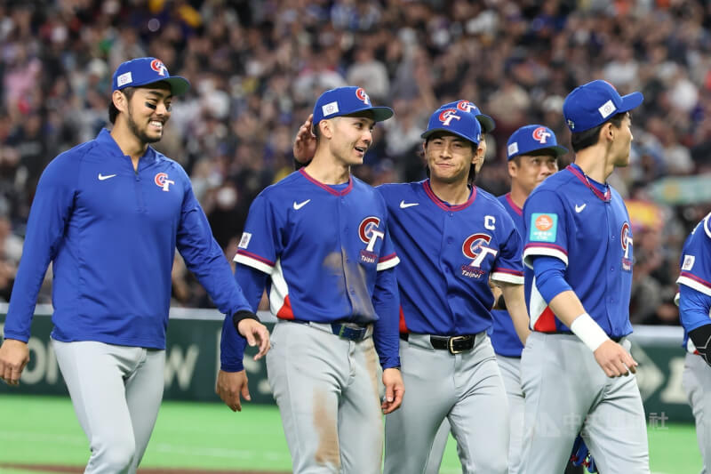 世界棒球經典賽（WBC）台灣隊7日與捷克在日本東京巨蛋交手，靠著台美混血好手費柴德（Stuart Fairchild）（左2）滿貫砲帶起氣勢，終場台灣隊就以14比0、7局扣倒捷克，搶下關鍵首勝。中央社記者王騰毅東京攝　115年3月7日